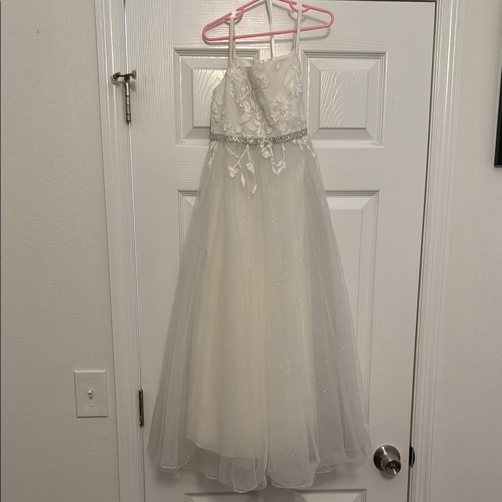 Elegant White Sleeveless Spaghetti Strap Gown